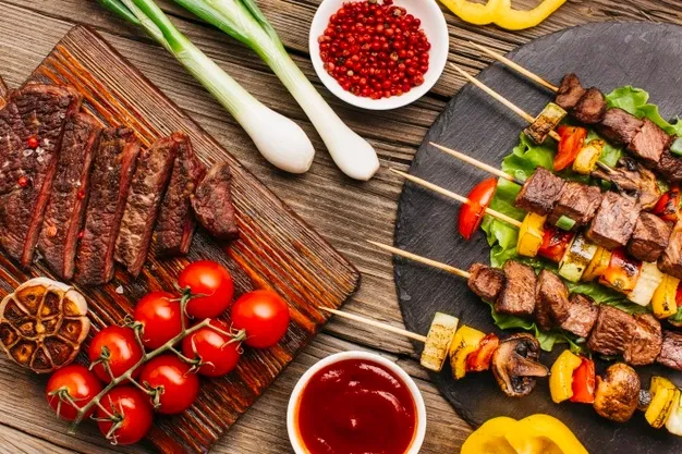 Food truck barbecue avec ribs, légumes marinés et viandes grillées pour un mariage en plein air près de Paris en Île-de-France 75000