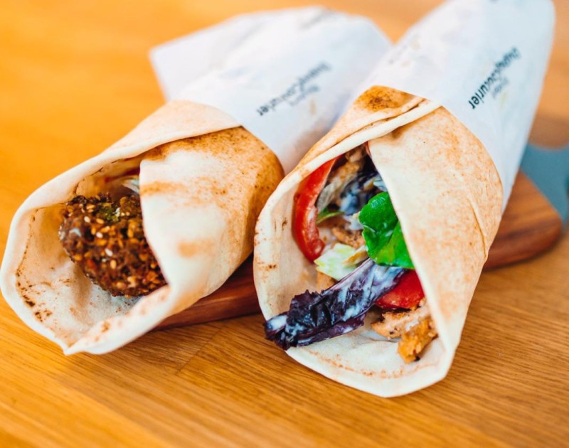 Découvrez l'Expérience Culinaire Authentique du Food Truck Libanais Saveurs du cedres proche paris  pour pompiers de Melun en Seine-et-Marne