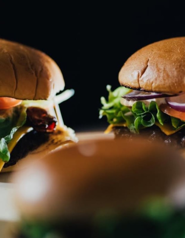 réalisation  de burger autour du fromage à fondre pour les habitants de chartrettes pres de chatelet en brie  pour le marché de Noël